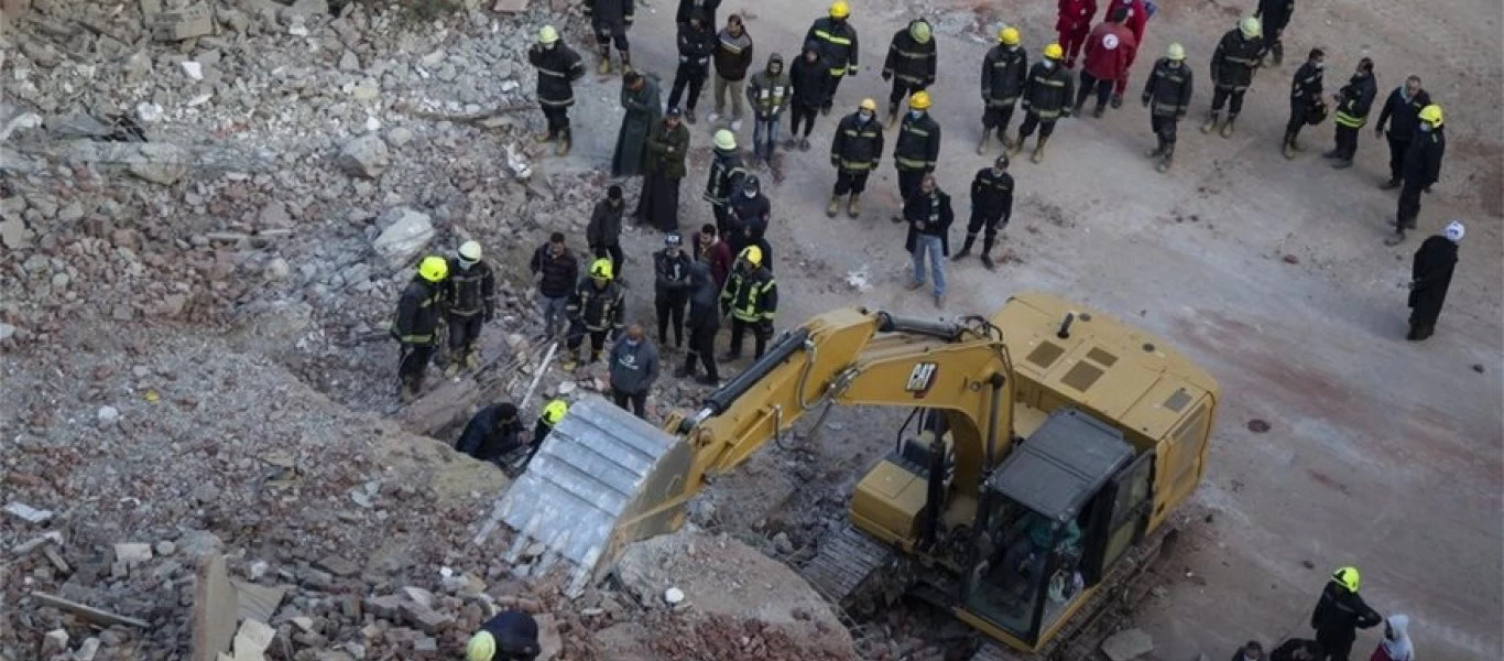 Στους 16 έφτασαν οι νεκροί από την κατάρρευση δεκαώροφου κτιρίου στο Κάιρο